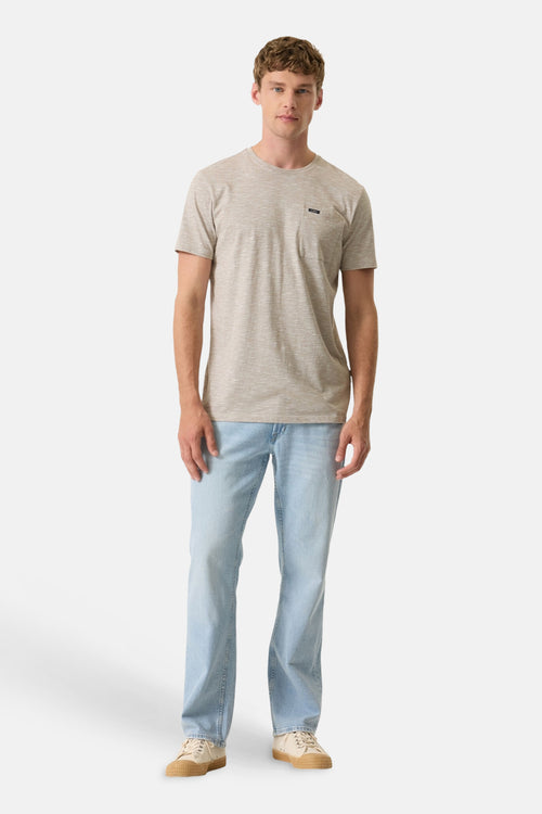 T-shirt à manches courtes vert de GARCIA, porté avec un jean bleu clair et des baskets beiges.