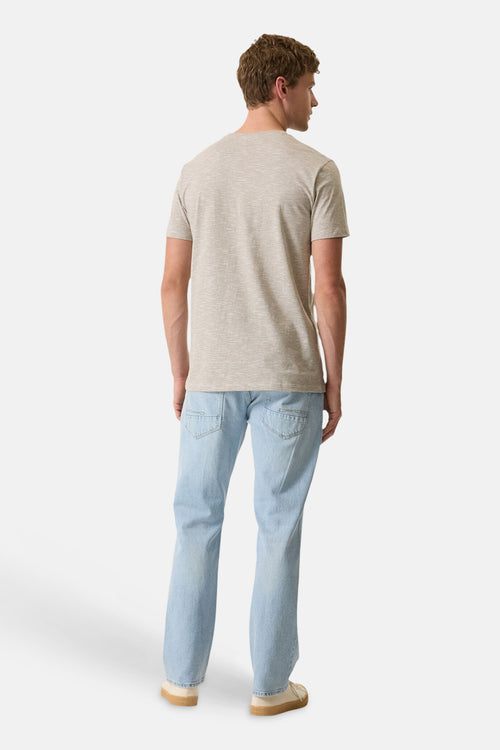T-shirt à manches courtes vert de GARCIA, avec des manches courtes et porté avec un jean bleu.