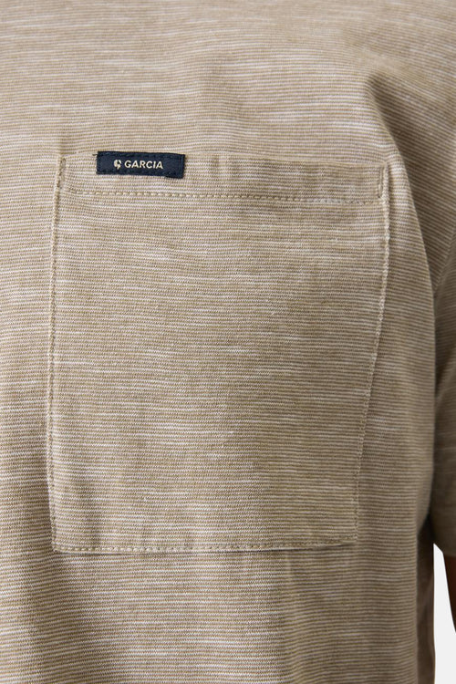 T-shirt à manches courtes vert de GARCIA, avec une poche poitrine texturée.
