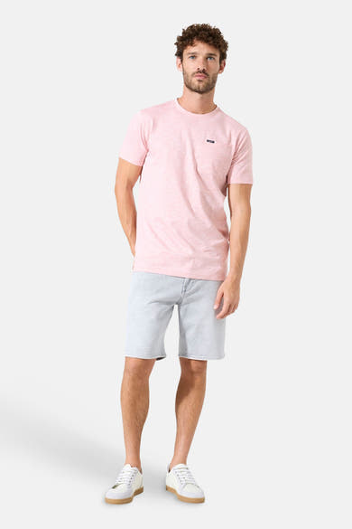 Oranje T-shirt met korte mouwen van GARCIA, gedragen met een lichtgewassen spijkerbroek en witte sneakers.