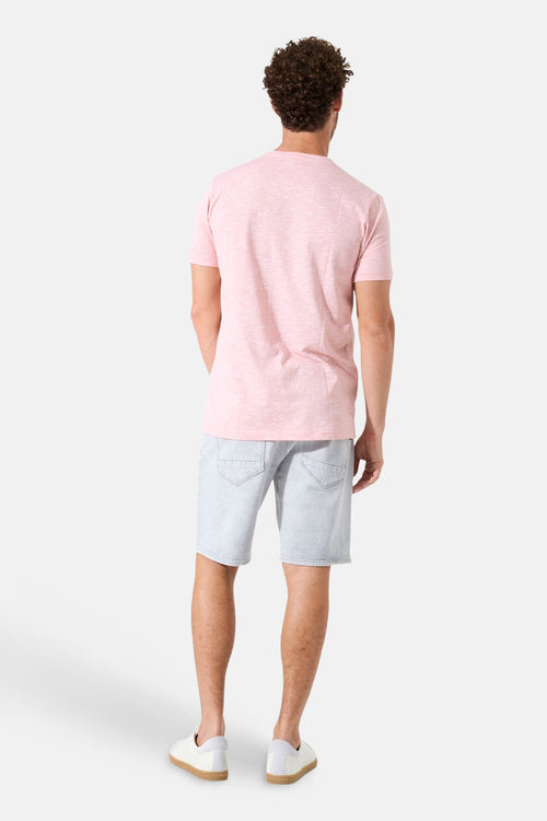 T-shirt à manches courtes orange, de GARCIA, porté avec un short en jean délavé et des baskets blanches, vue de dos.