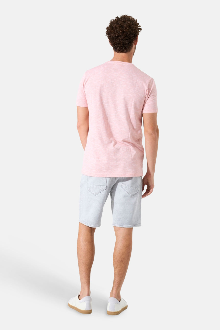 Oranje T-shirt met korte mouwen, van GARCIA, gedragen met een lichtblauwe spijkerbroek met korte pijpen en witte sneakers, achterzijde.