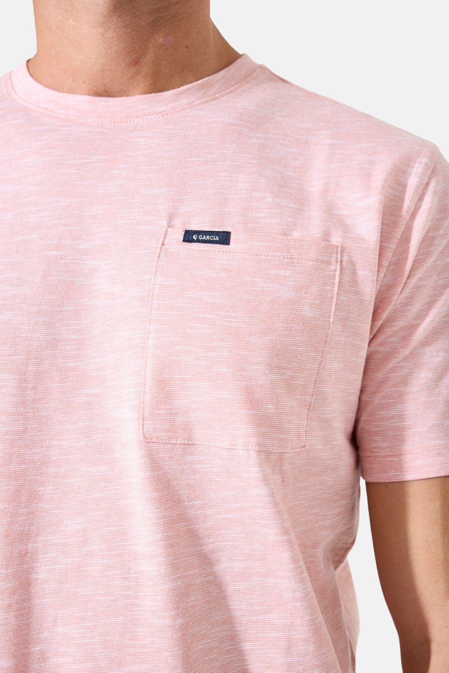 Oranje T-shirt met korte mouwen van GARCIA, met borstzak en gemêleerd patroon.
