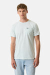 T-shirt vert à manches courtes de GARCIA, avec poche poitrine et coupe décontractée, porté avec un jean clair.
