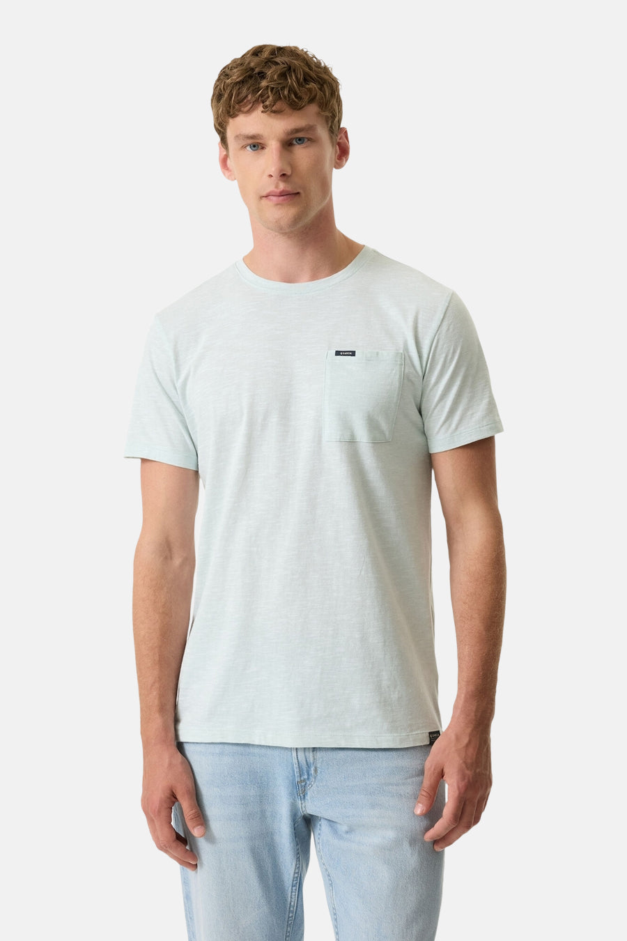 T-shirt vert à manches courtes de GARCIA, avec poche poitrine et coupe décontractée, porté avec un jean clair.
