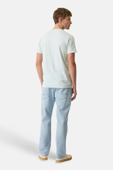 T-shirt vert à manches courtes de GARCIA, vu de dos, porté avec un jean bleu clair et des baskets.