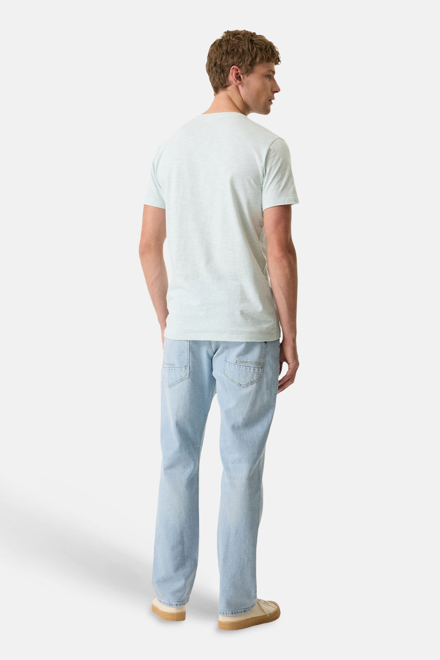T-shirt vert à manches courtes de GARCIA, vu de dos, porté avec un jean bleu clair et des baskets.