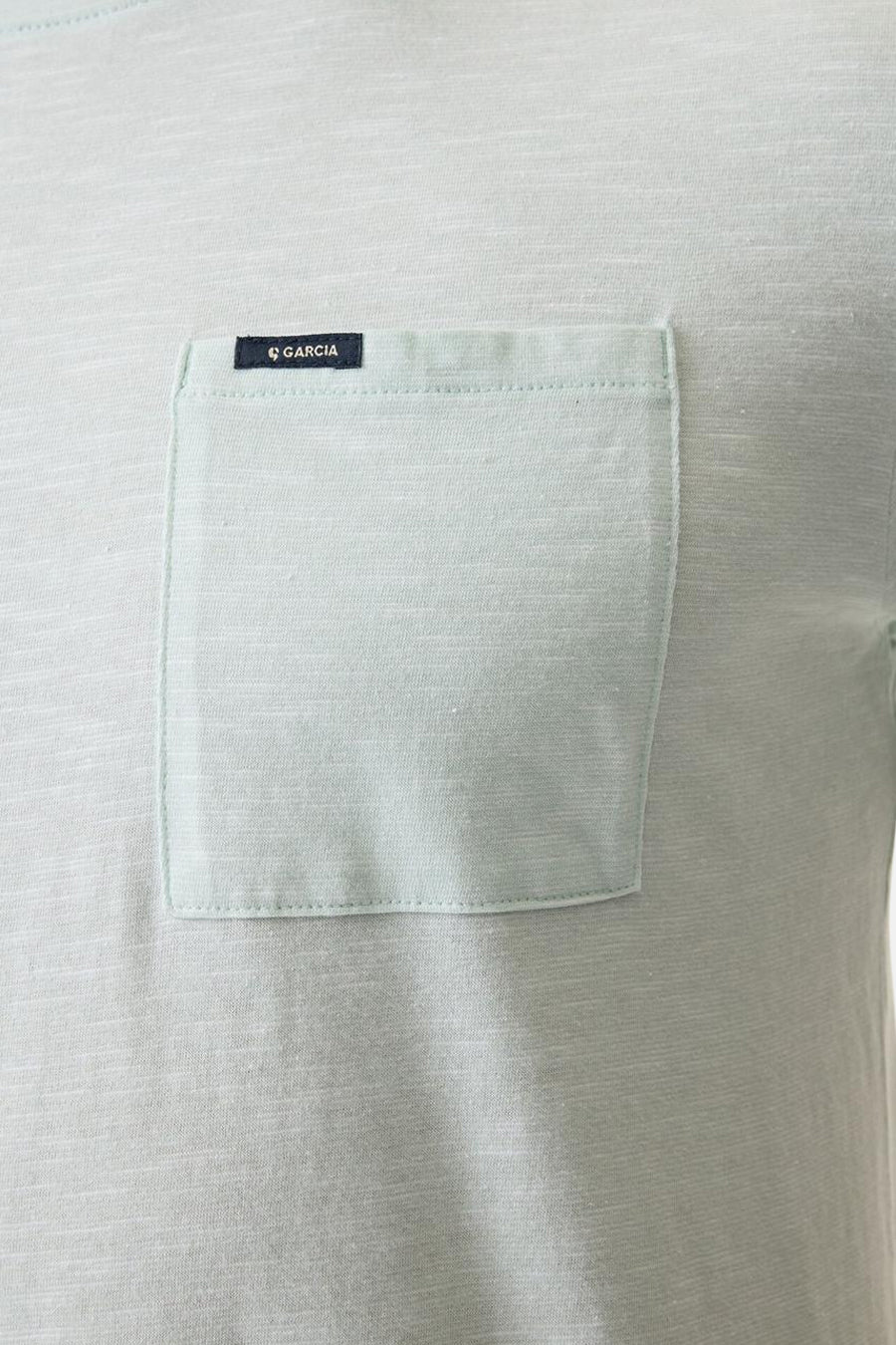 T-shirt vert clair à poche poitrine de Garcia, en tissu texturé.