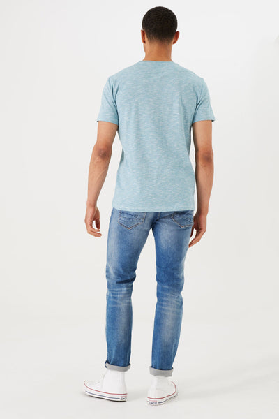 T-shirt bleu à manches courtes de GARCIA, porté avec un jean et des baskets montantes blanches, vue de dos.
