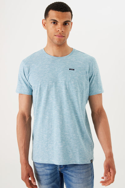 T-shirt bleu à manches courtes de GARCIA, avec poche poitrine et motif chiné, porté avec un jean.
