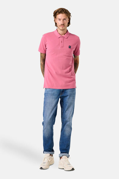 Roze poloshirt met korte mouwen van GARCIA, gedragen met een blauwe jeans en beige sneakers.