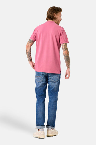 Roze poloshirt met korte mouwen van GARCIA, gedragen met opgerolde blauwe jeans en beige sneakers, achtergezicht.