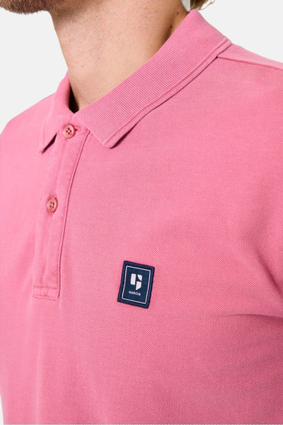 Garcia roze poloshirt met korte mouwen, met twee knopen en een vierkant logo op de borst.