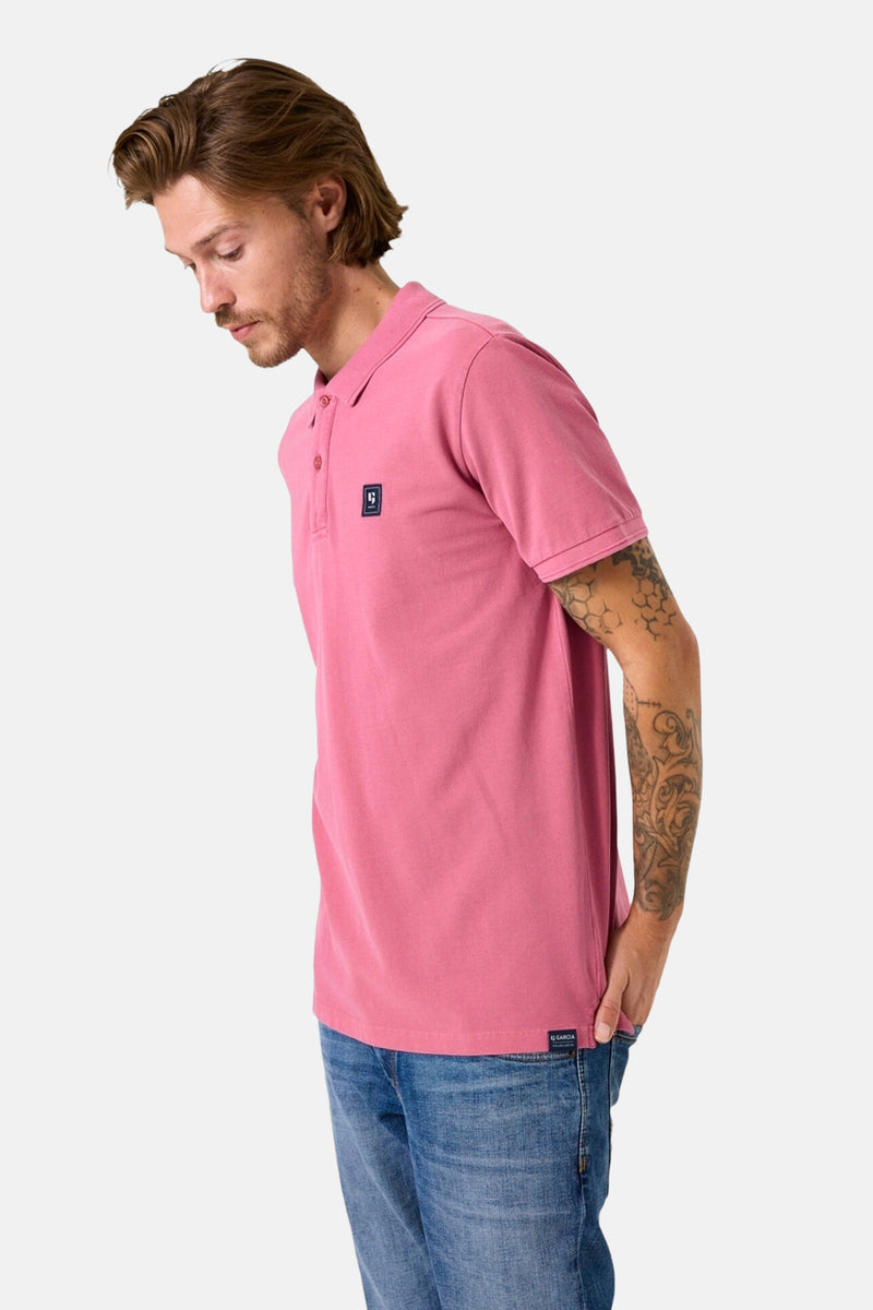 Roze poloshirt met korte mouwen van GARCIA, gedragen met een spijkerbroek, zijaanzicht.