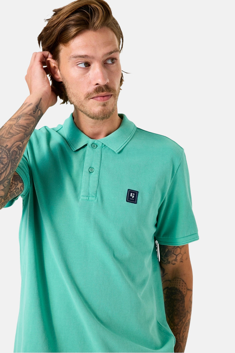 Polo à manches courtes vert de GARCIA, avec logo de la marque sur la poitrine et manches tatouées.