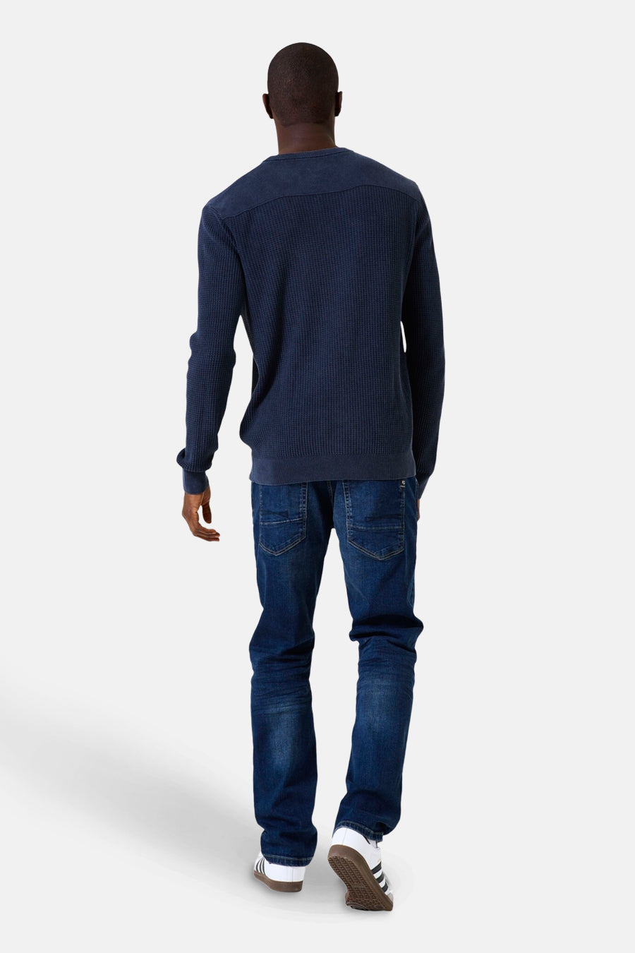 Blauwe rondehals trui van GARCIA, getextureerd, gedragen met een blauwe jeans en zwart-witte sneakers, achtergezicht.
