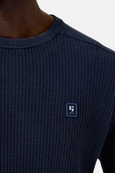 Blauwe trui met ronde hals van GARCIA, in een getextureerd breisel met discreet decoratief embleem.