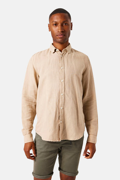 Beige overhemd met lange mouwen van GARCIA, van getextureerd linnen, gedragen met een olijfgroene bermuda.