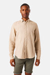 Beige overhemd met lange mouwen van GARCIA, van getextureerd linnen, gedragen met een olijfgroene bermuda.