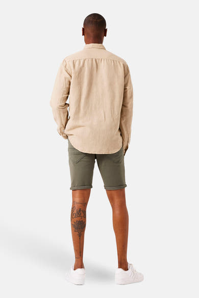 Beige overhemd met lange mouwen van GARCIA, met opgerolde mouwen, gedragen met een olijfgroene korte broek.