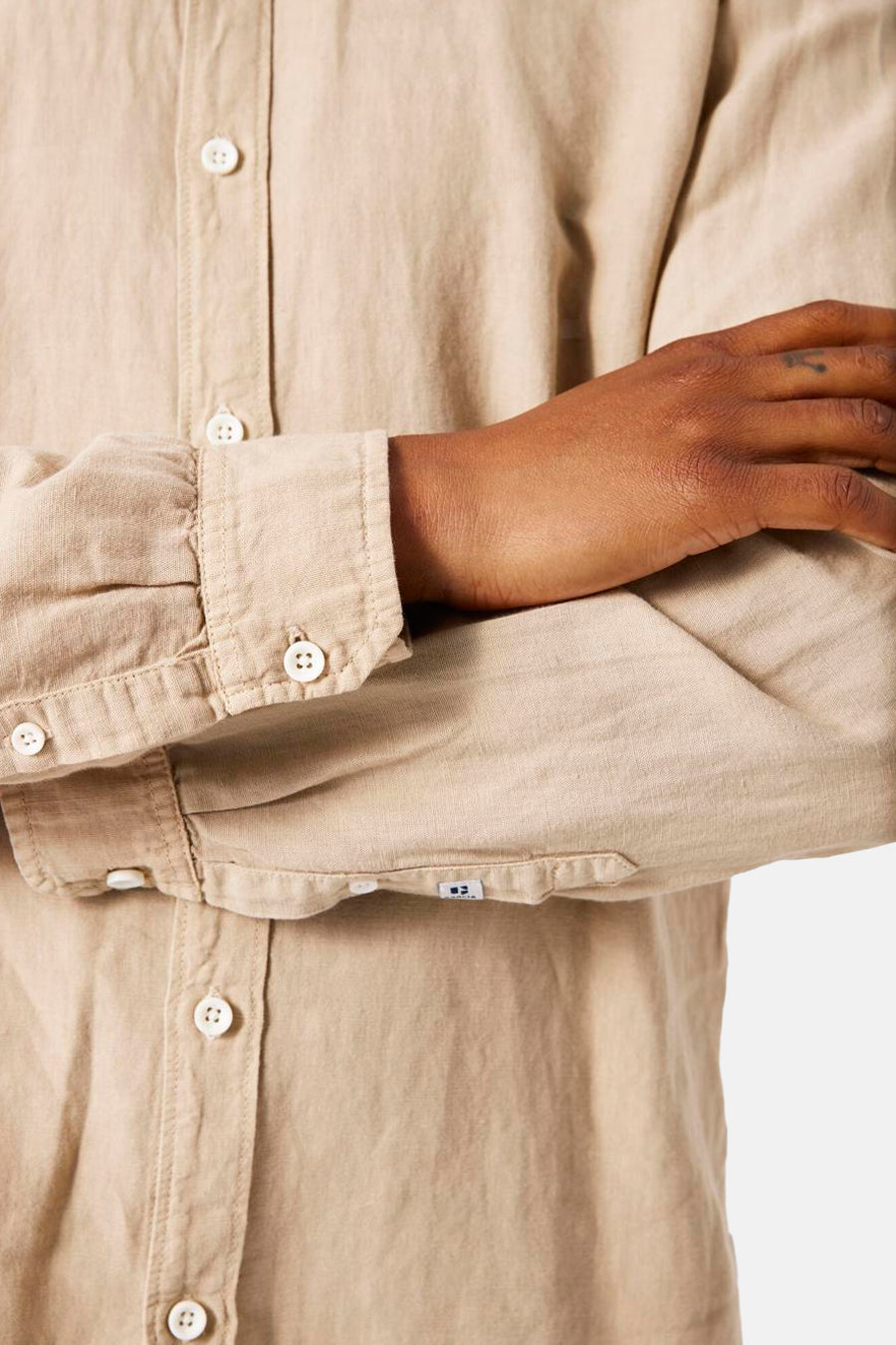Beige lange mouwen blouse van GARCIA, gekruiste mouwdetails en witte knopen.