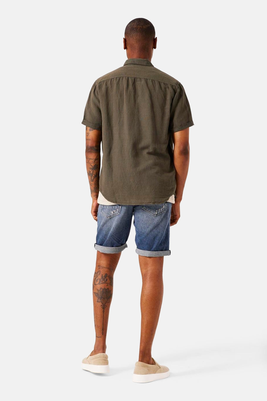 Kaki overhemd met korte mouwen van GARCIA, van achteren gezien, gedragen met een wit T-shirt en een spijkerbroekshort.