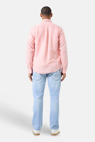 Roze Garcia overhemd met lange mouwen, van achteren gedragen met een lichte spijkerbroek en witte sneakers.