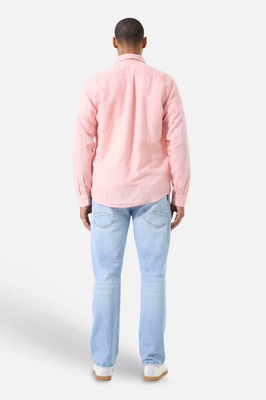 Roze Garcia overhemd met lange mouwen, van achteren gedragen met een lichte spijkerbroek en witte sneakers.