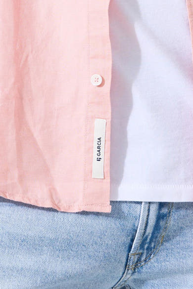 Roze textuurhemd van GARCIA, met knoop en merklabel, gedragen over een wit T-shirt en een spijkerbroek.