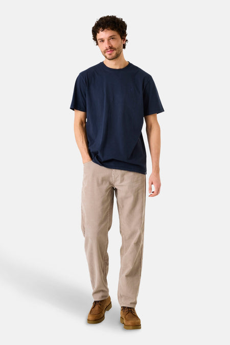 T-shirt à manches courtes bleu marine de GARCIA, porté avec un pantalon beige en velours côtelé et des chaussures marron.