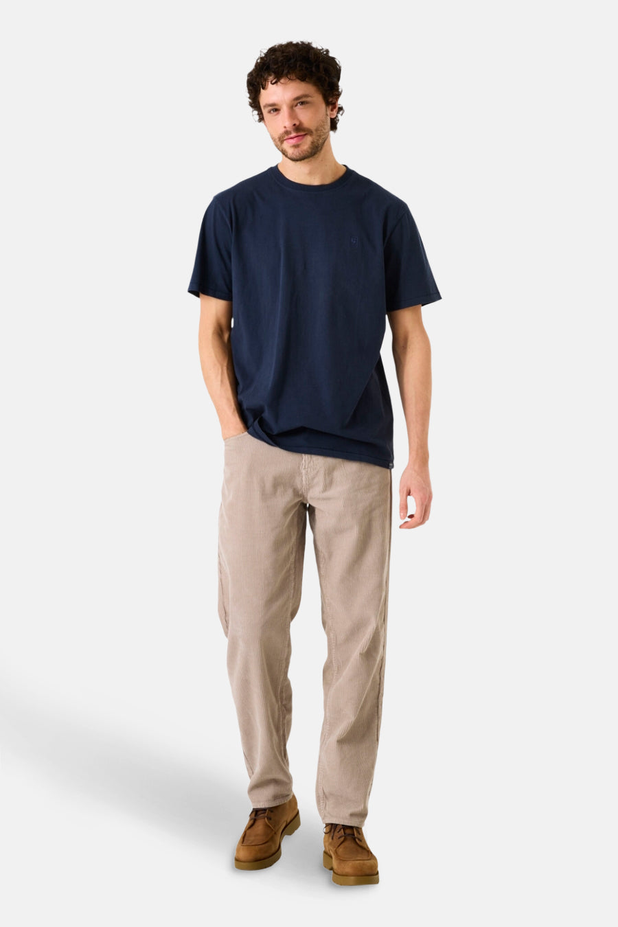 Marineblauw T-shirt met korte mouwen van GARCIA, gedragen met een beige corduroy broek en bruine schoenen.
