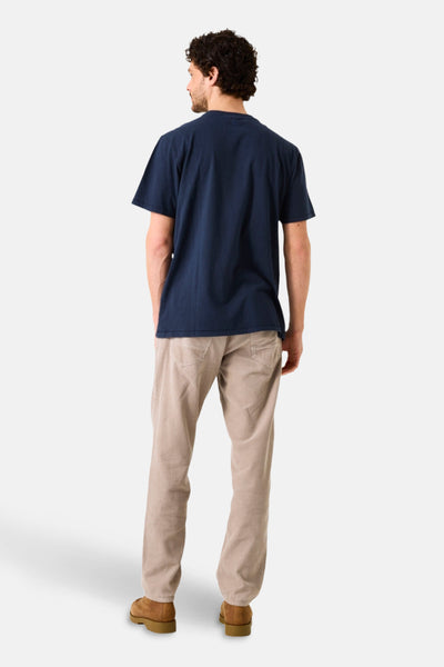 T-shirt à manches courtes bleu de GARCIA, avec des détails de texture et porté avec un pantalon beige.