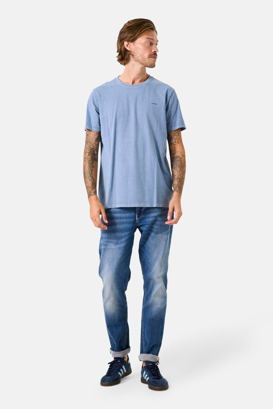 Blauw T-shirt met korte mouwen van GARCIA, gedragen met een spijkerbroek en marineblauwe sneakers.