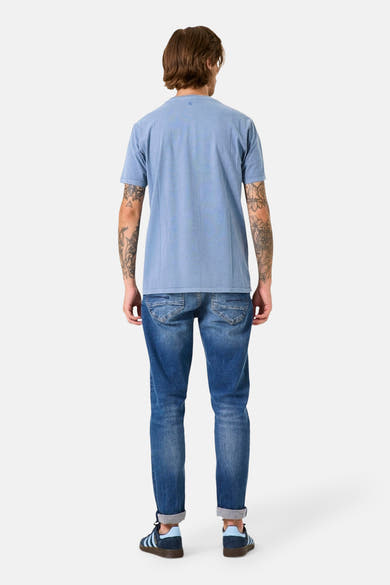 Blauw T-shirt met korte mouwen van GARCIA, gedragen met een blauwe jeans en marineblauwe lage sneakers, achtergezicht.