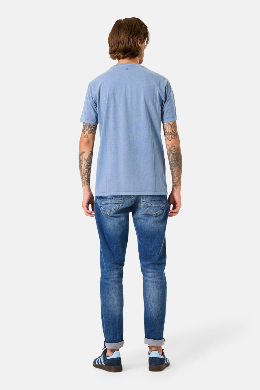 Blauw T-shirt met korte mouwen van GARCIA, gedragen met een blauwe jeans en marineblauwe lage sneakers, achtergezicht.