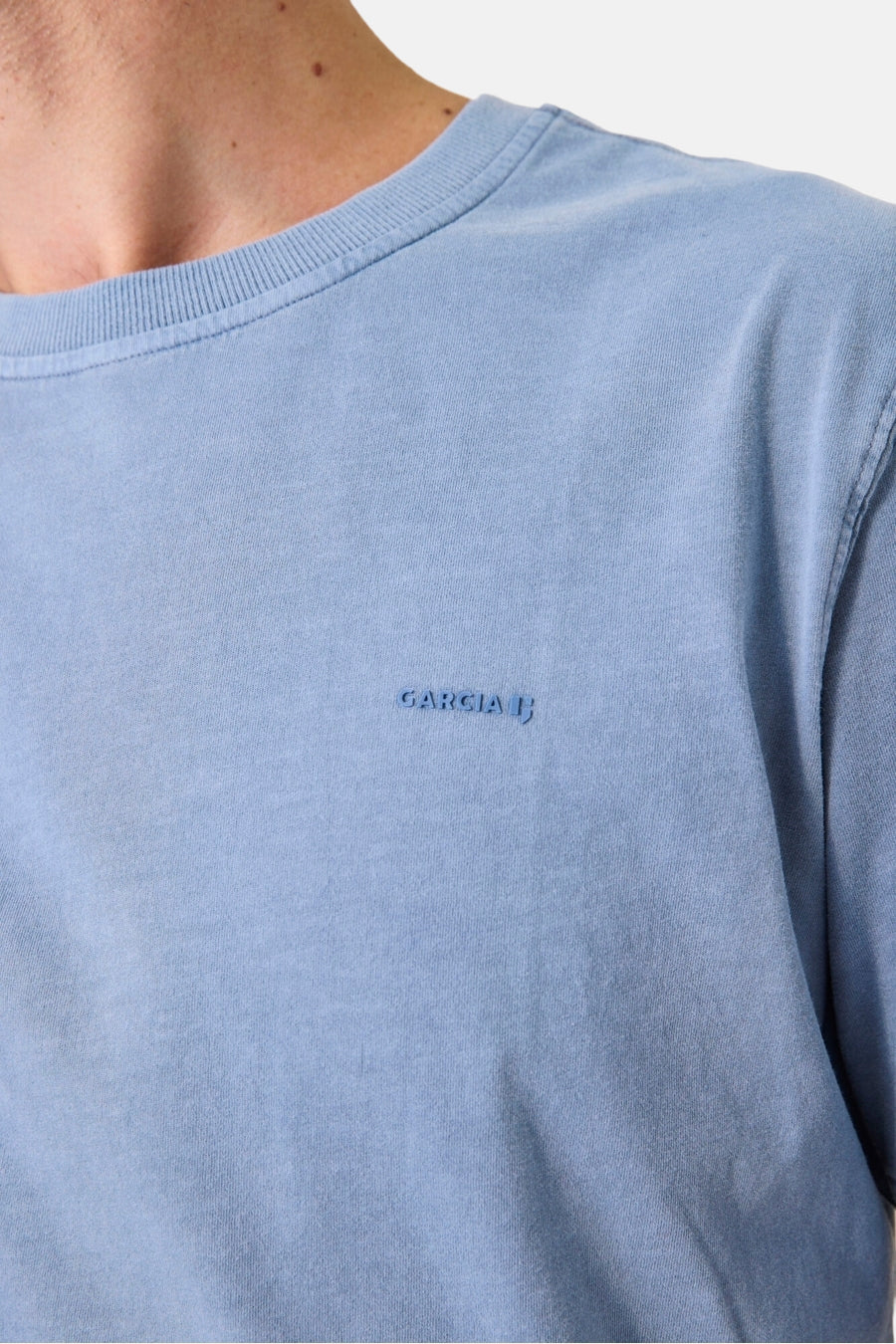 Blauw T-shirt met korte mouwen van GARCIA, met een discreet geborduurd logo op de borst.