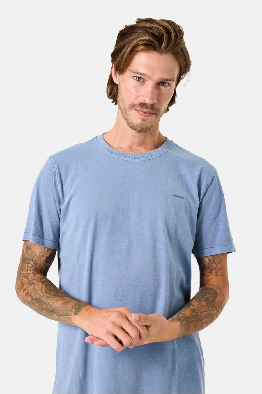 Blauw T-shirt met korte mouwen van GARCIA, gedragen door een man met getatoeëerde armen.