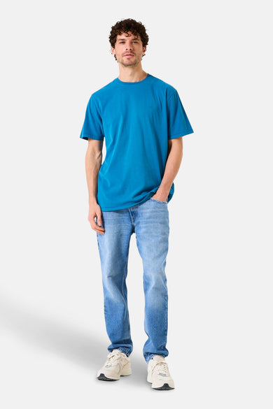 Blauw T-shirt met korte mouwen van GARCIA, gedragen met een verbleekte spijkerbroek en sneakers.