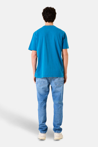 Blauw T-shirt met korte mouwen van GARCIA, van achteren gezien, gedragen met een casual spijkerbroek en sneakers.