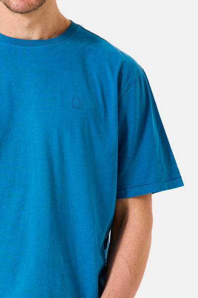T-shirt bleu à manches courtes de GARCIA, avec un logo discret sur la poitrine.