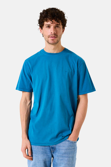 Blauw T-shirt met korte mouwen van GARCIA, gedragen met een spijkerbroek, op een lichte achtergrond.