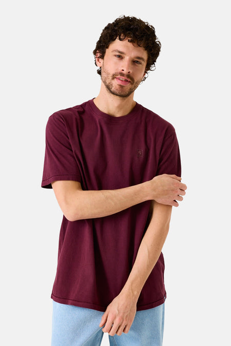 Bordeaux T-shirt met korte mouwen van GARCIA, gedragen met een lichtblauwe jeans.