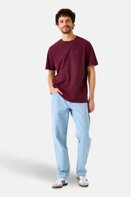 Bordeaux T-shirt met korte mouwen van GARCIA, gedragen met een lichtblauwe jeans en witte sneakers.
