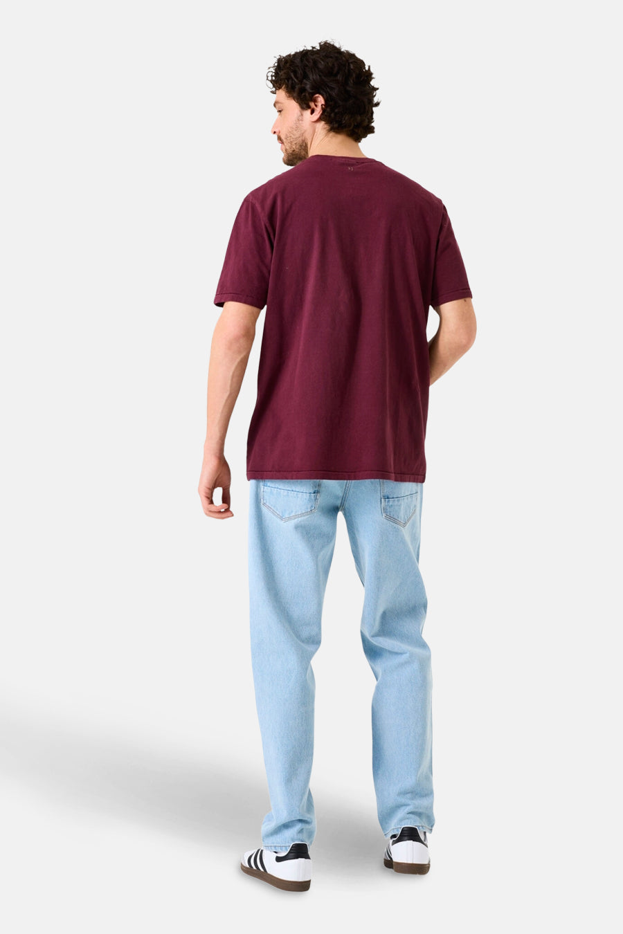 Bordeaux T-shirt met korte mouwen van GARCIA, gedragen met een lichtblauwe jeans en zwart-witte sneakers, achtergezicht.