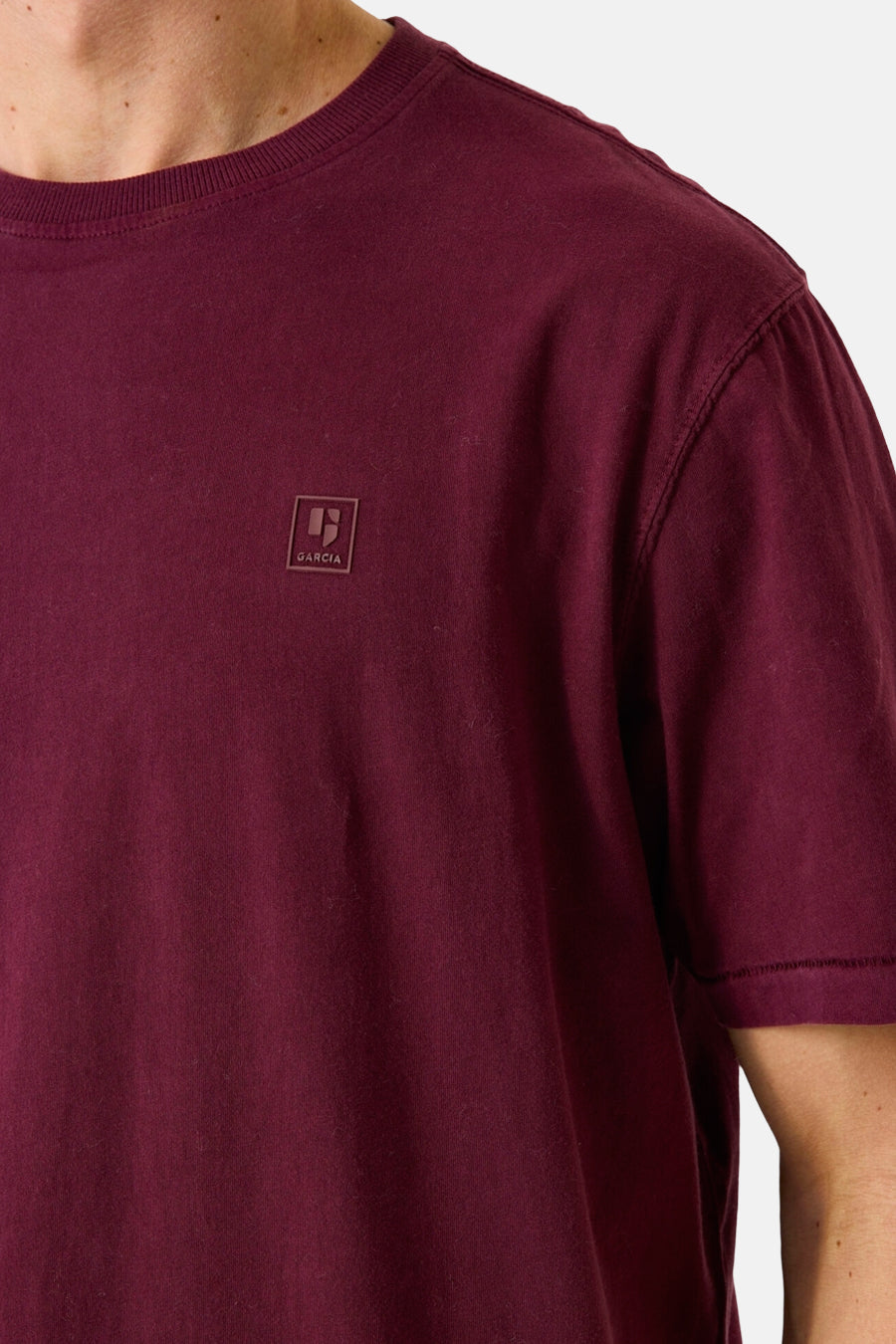 Bordeaux T-shirt met korte mouwen van GARCIA, met een discreet logo op de borst.
