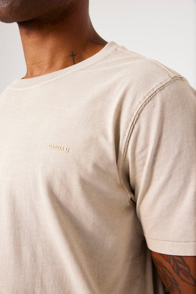 Beige T-shirt met korte mouwen van GARCIA, met een ronde hals en zichtbare naden op de schouders.