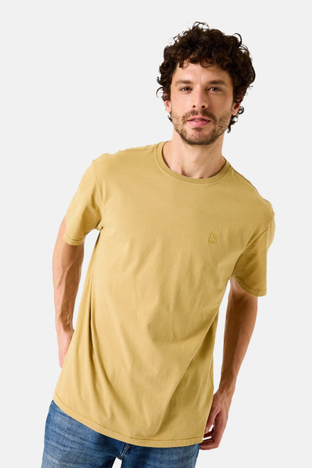 T-shirt à manches courtes jaune de GARCIA, porté avec un jean, sur fond clair.