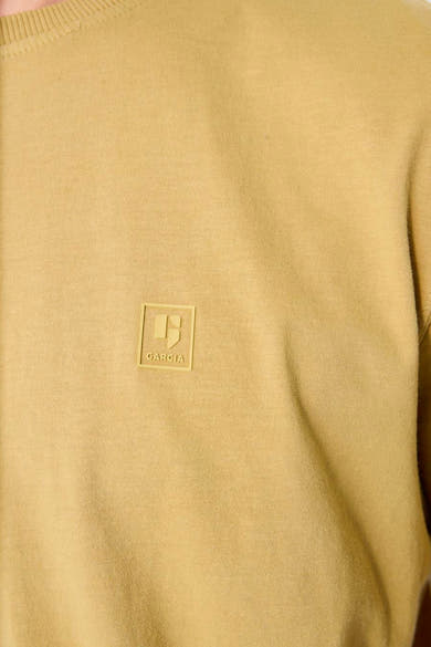 T-shirt à manches courtes jaune de GARCIA, avec un logo ton sur ton sur le devant.