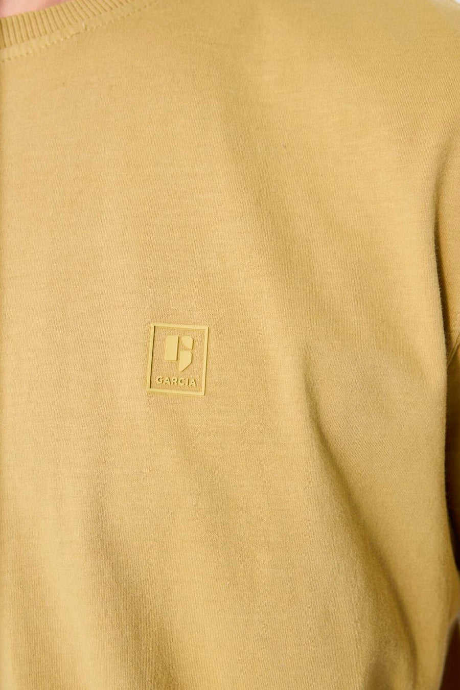 T-shirt à manches courtes jaune de GARCIA, avec un logo ton sur ton sur le devant.