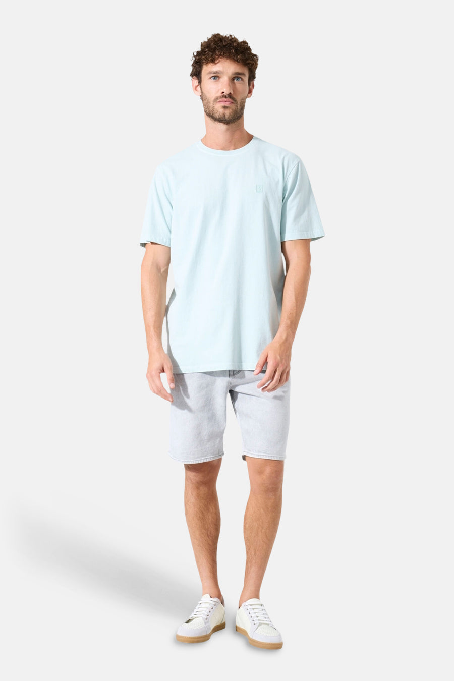 T-shirt vert clair à manches courtes de GARCIA, porté avec un short en jean délavé et des baskets blanches.